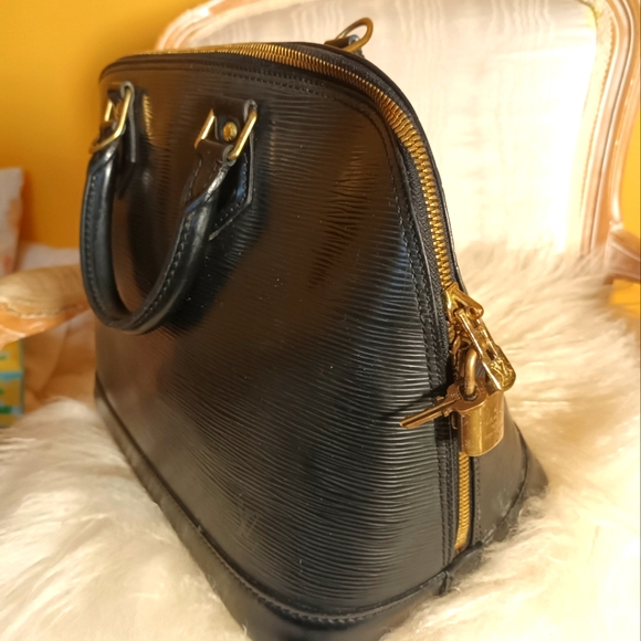 Louis Vuitton Vintage Epi Alma PM - Picture 2 of 16